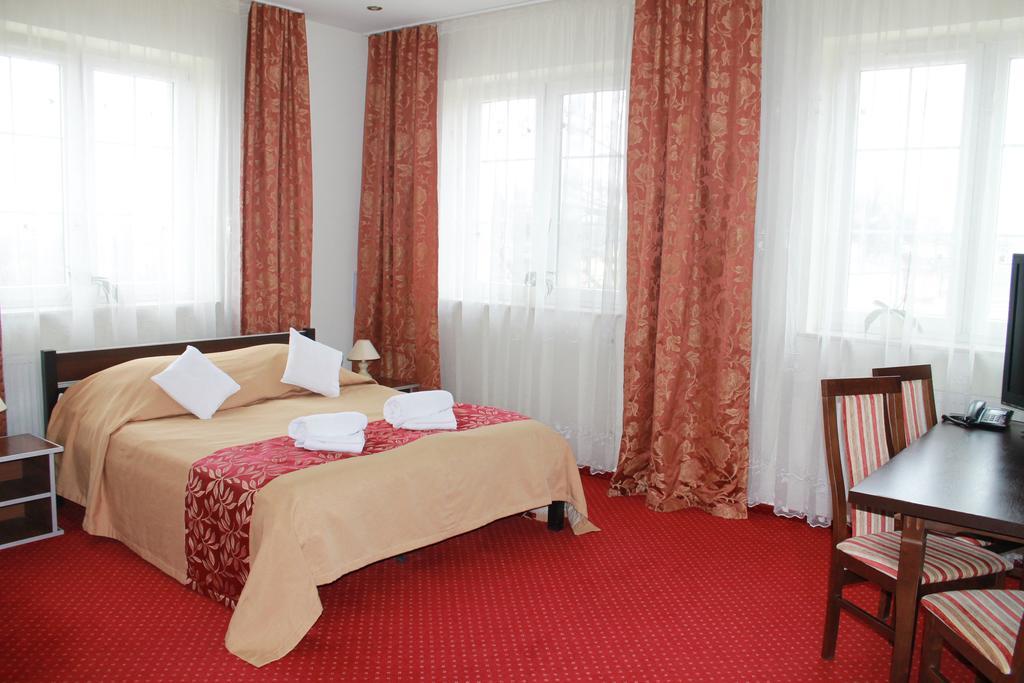 Hotel Kaprys Świdnik Екстериор снимка